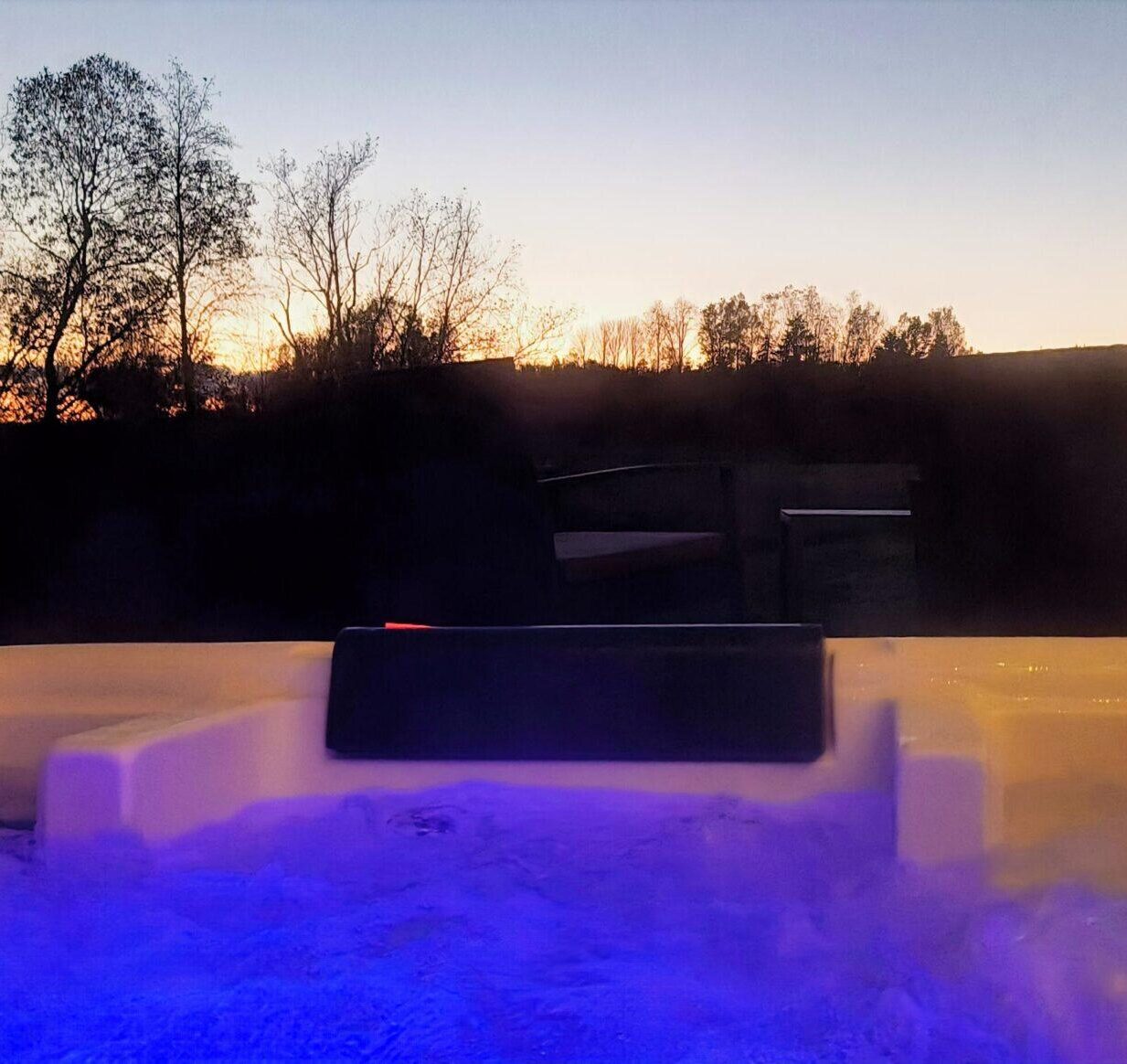 Majutus Lõuna-Eestis Red Room puhkemajas - mullivann terrassil